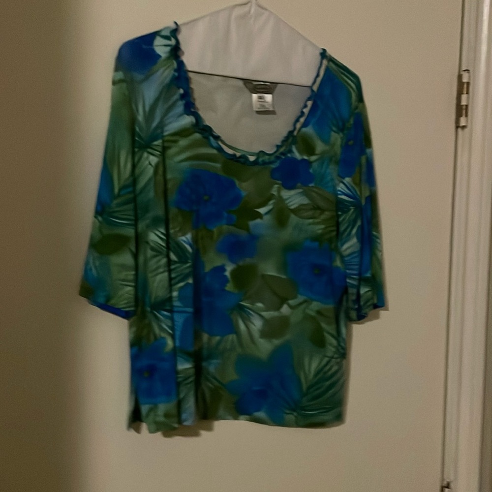 Spring top size XL bright blue and soft green. Good condition